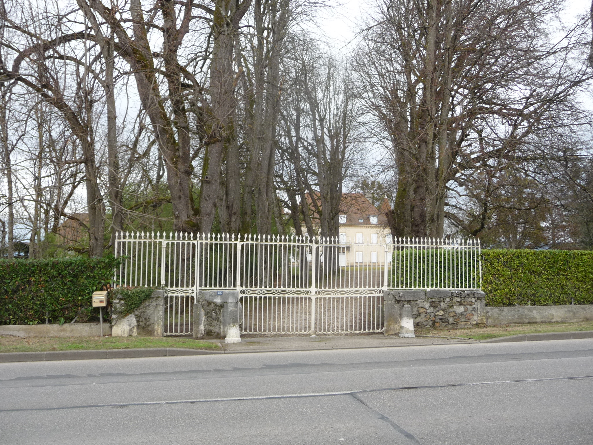 La grille et le parc du château